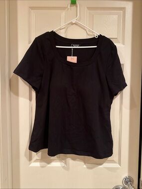 Bloomchic Black Scoop-Neck Short Sleeve Tee